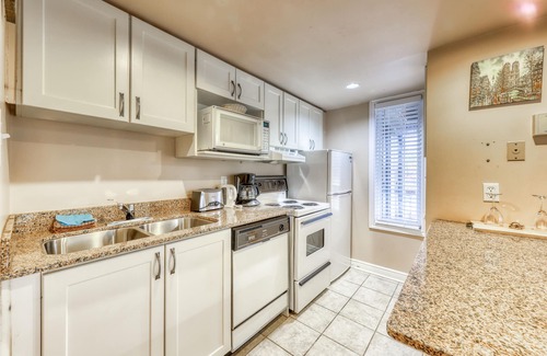 Craigleith Condo | Walk to lift/shuttle Cozy condo w/shared pool, tennis - dogs OK