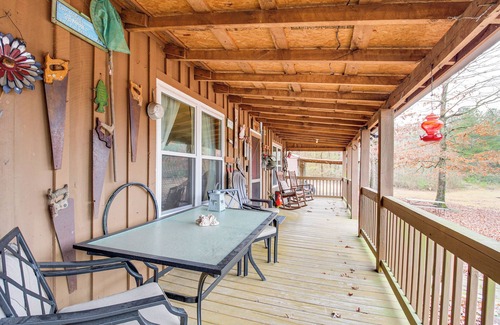 Fort Payne Cabin | Walk to Little River Falls: Lakefront Cabin