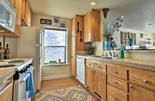 Ennis House | Walk to Main St! Ennis Townhome with Balcony