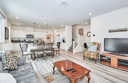 Upland Condo | Walk to Mall~Close to FWY210~Border with LA County~2022 Built~HOA Amenities~讲中文·