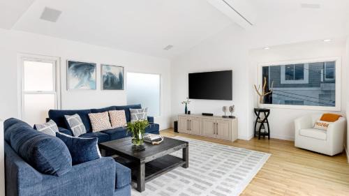 The Strand House | Walk to Manhattan Beach Pier Ocean Views Balcony Peloton Casa Del Mar by AvantStay