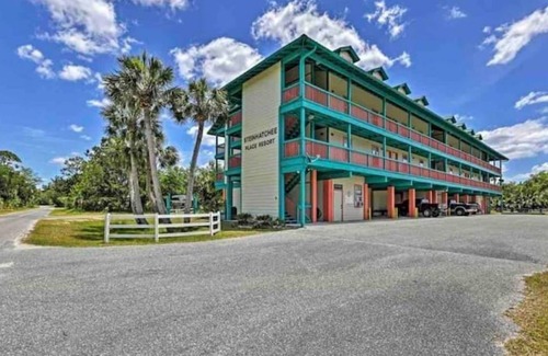 Steinhatchee Condo | Walk to marina, boat trailer parking, bring your pup!