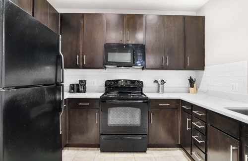 Arlington Apartment | Walk to Metro, Shop, and Dine