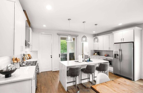 Eighth Avenue House | Walk to Music, Food, Comedy - VIBE at 8th & Argyle