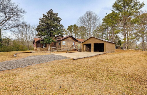Gadsden House | Walk to Noccalula Falls: Peaceful Home w/Deck