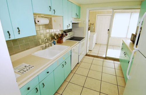 Laurel Villa | Walk to Nokomis Beach. Quality, Cleanliness, Affordable. Cable TV, Full Kitchen