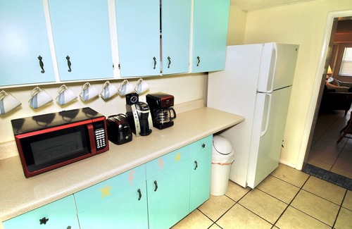 Laurel Villa | Walk to Nokomis Beach. Quality, Cleanliness, Affordable. Cable TV, Full Kitchen