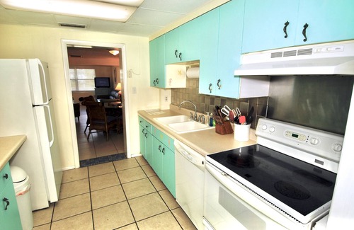 Laurel Villa | Walk to Nokomis Beach. Quality, Cleanliness, Affordable. Cable TV, Full Kitchen