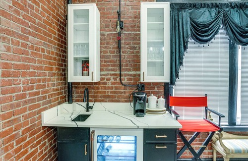 Stockade Historic District Apartment | Walk to Nott Memorial: Studious Retreat Near Eats