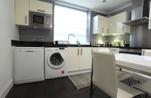 Paddington Apartment | Walk to Notting Hill/Paddington 1 B/R with patio
