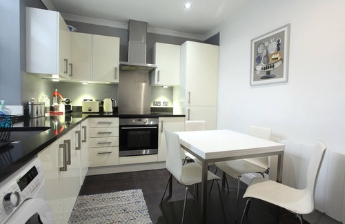 Paddington Apartment | Walk to Notting Hill/Paddington 1 B/R with patio