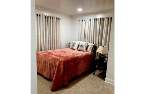 East Norwalk House | Walk To NYC Train /Separate Entrance
