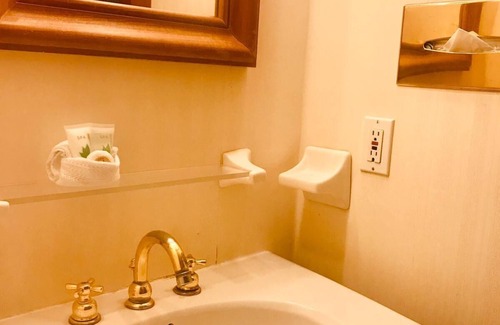 Pacific Grove Hotel | WALK TO OCEAN FROM OUR PREMIUM KING BED ROOMS