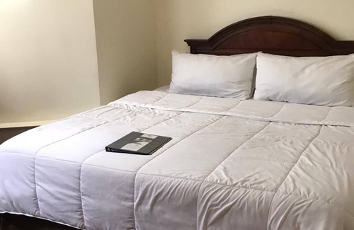 Pacific Grove Hotel | WALK TO OCEAN, KING WITH TWO TWINS
