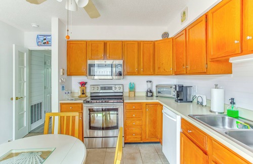 Myrtle Beach Condo | Walk to Ocean: Myrtle Beach Condo w/Deck