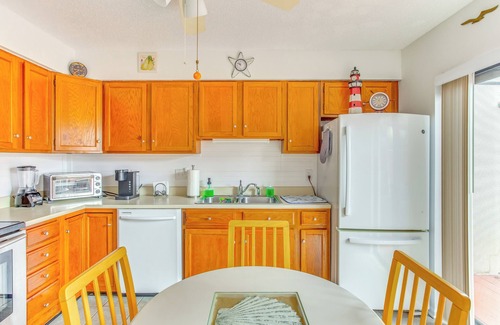Myrtle Beach Condo | Walk to Ocean: Myrtle Beach Condo w/Deck