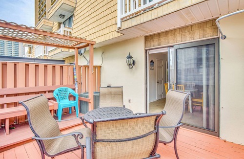 Myrtle Beach Condo | Walk to Ocean: Myrtle Beach Condo w/Deck