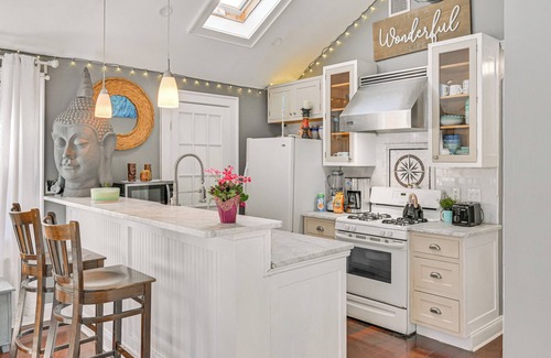 Long Beach House | Walk to Ocean: Pet-Friendly Home in Long Beach!
