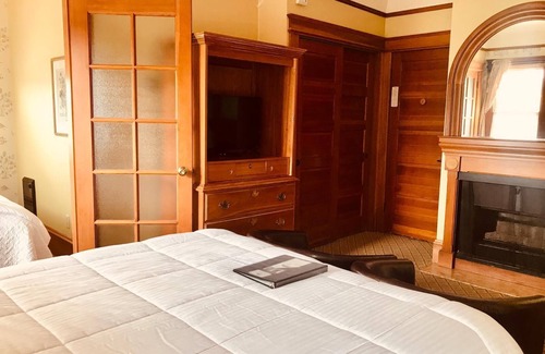 Pacific Grove Hotel | WALK TO OCEAN- QUEEN BED WITH BONUS TWIN BED