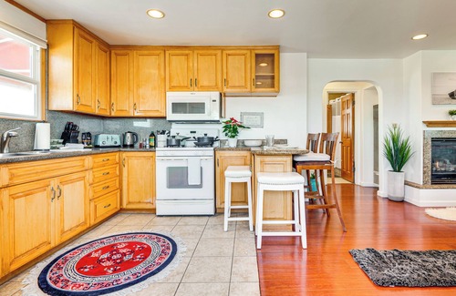Sand Section House | Walk to Ocean: Manhattan Beach Home w/Deck