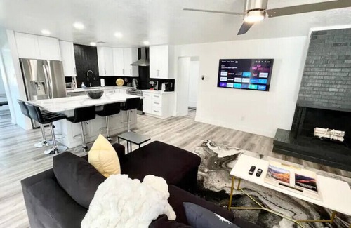 Peaceful Valley House | Walk to Old Town - Heated Pool + Golf + Games