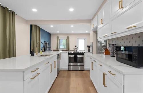 Weinland Park House | Walk to OSU: Relaxing Retreat with Hot Tub