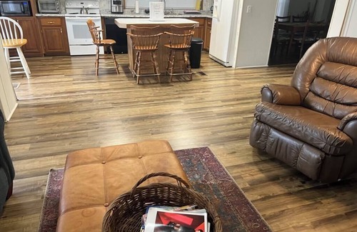 Downtown House | Walk to Palafox Restaurants, Markets and Events!