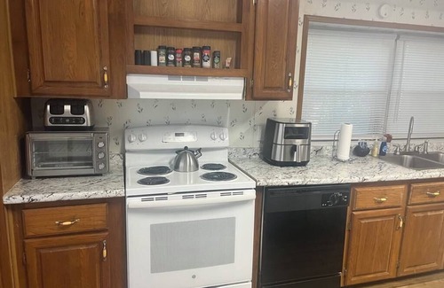Downtown House | Walk to Palafox Restaurants, Markets and Events!