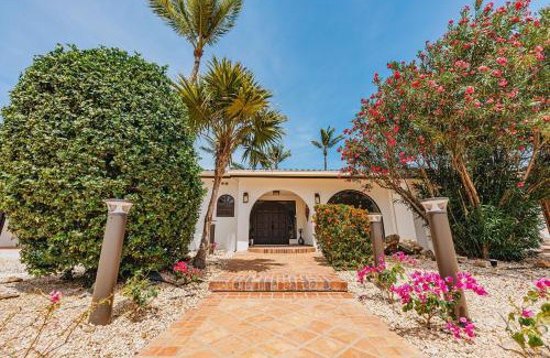 Opal Villa | Walk to Palm Beach! 5Bed Hottub with Pool 10people