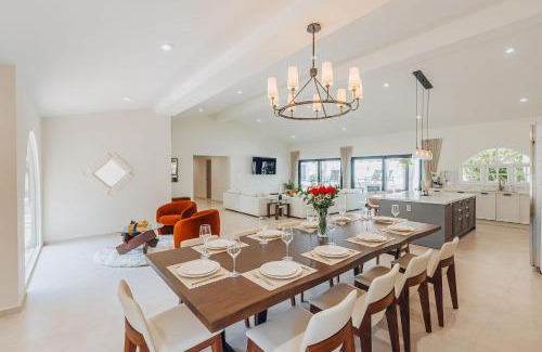 Opal Villa | Walk to Palm Beach! 5Bed Hottub with Pool 10people