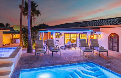 Opal Villa | Walk to Palm Beach! 5Bed Hottub with Pool 10people