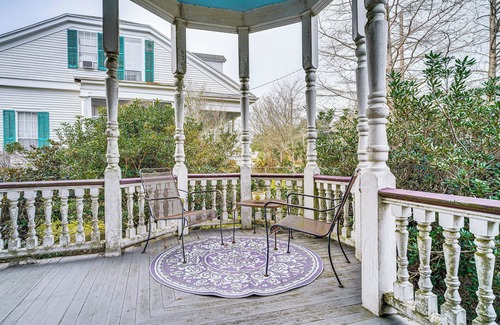 Jeanerette House | Walk to Parks & Cafes: Historic Jeanerette Home