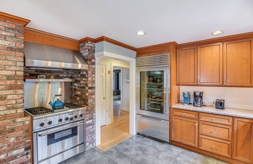 Teaticket House | Walk to Parks & Dining: Falmouth Family Retreat!