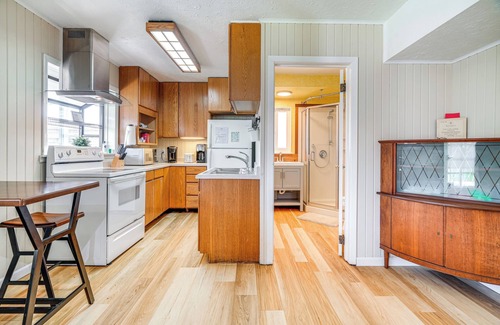 Half Moon Bay Apartment | Walk to Poplar Beach: Cozy Coastal Getaway w/Yard