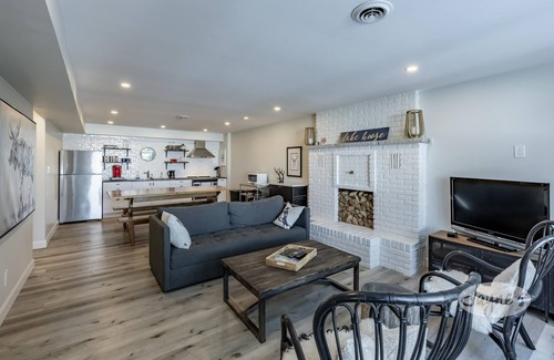 Muskoka Lakes Cottage | Walk to Port Carling, 5+ bdrm, 1 bath! Ping Pong, Canoe, Kayak! Shallow Sandy!