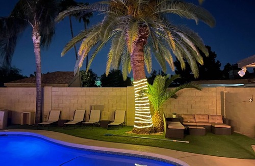 Paradise Valley Village House | Walk to PV Mall. 10 min to Waste Management and Old Town. Quiet Neighborhood!