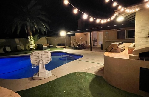 Paradise Valley Village House | Walk to PV Mall. 10 min to Waste Management and Old Town. Quiet Neighborhood!