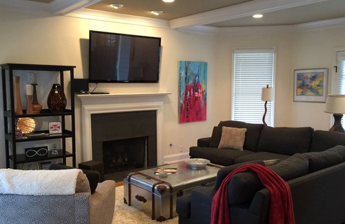 Sylvan Park House | Walk to Restaurants, Bars and Shops with just a 10 minute drive to Downtown