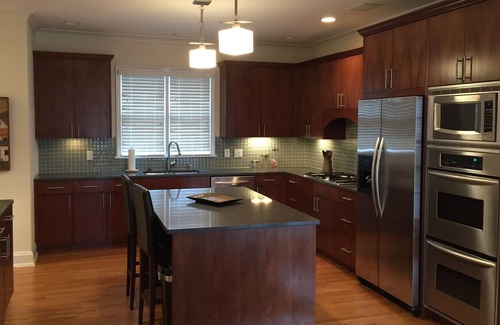 Sylvan Park House | Walk to Restaurants, Bars and Shops with just a 10 minute drive to Downtown