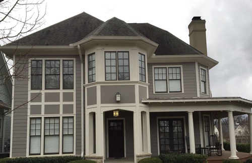 Sylvan Park House | Walk to Restaurants, Bars and Shops with just a 10 minute drive to Downtown