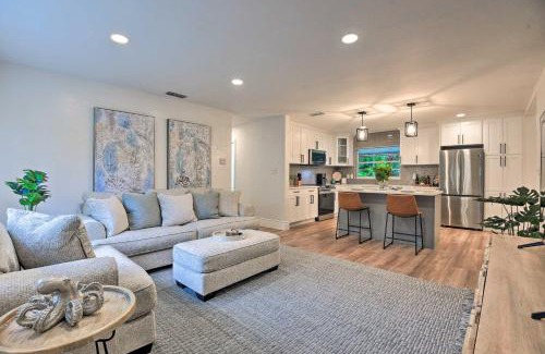 South Sarasota House | Walk to Restaurants Sarasota Home with Lanai!