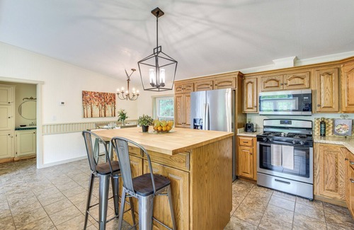 Loudonville House | Walk to River: Loudonville Retreat w/Hot Tub!
