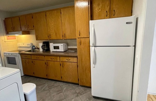 Saint-Jean-Baptiste Apartment | Walk To Rue St-Jean: Fast Wi-Fi + workspace + AC