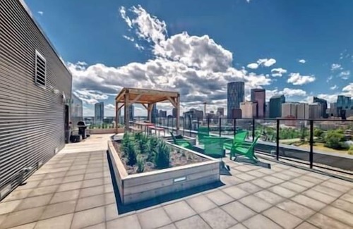 Bridgeland Apartment | Walk to Saddledome |Rooftop Patio| Cgy Tower Views