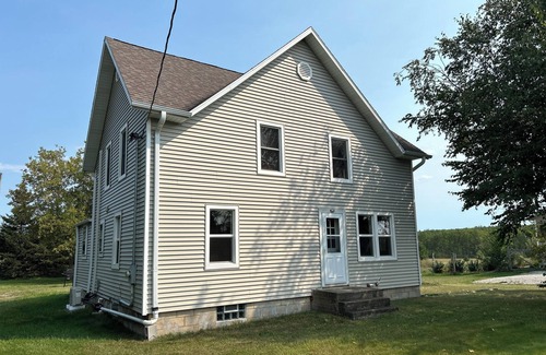 Sturgeon Bay House | Walk to Sand Bay - Room to park boat! - Quiet Country Setting - 3 Bedrooms