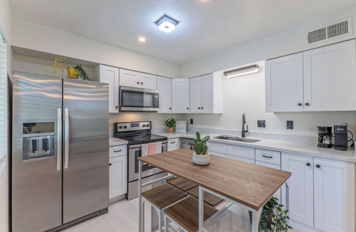 Tempe Apartment | Walk to Sights! 5 min to ASU/Mill and Scottsdale!
