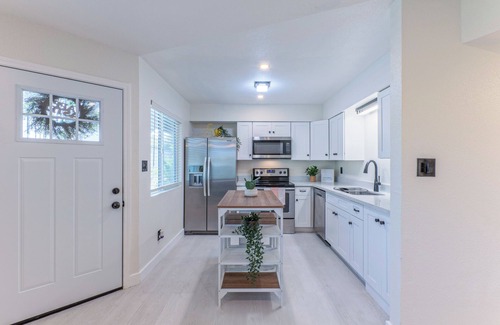 Tempe Apartment | Walk to Sights! 5 min to ASU/Mill and Scottsdale!