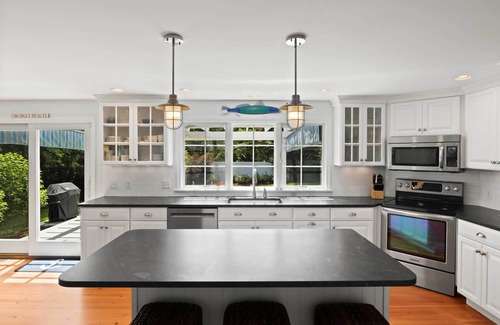 Orleans House | Walk to Skaket Beach: Charming Cottage w/Deck