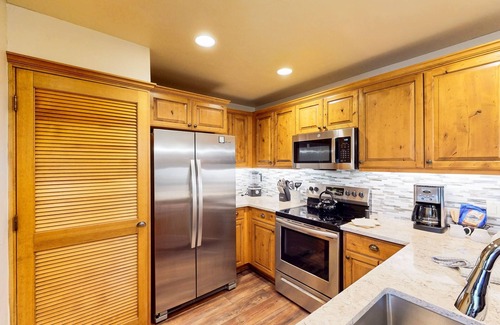 Steamboat Springs Condo | Walk to Ski/Eat Condo w/Fireplace, AC, Pool, Hot Tubs, Balcony, & Mtn Views