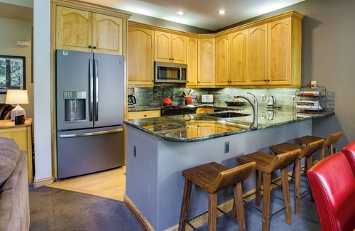 Mountain House House | Walk to Ski Lifts: Townhome w/Hot Tub in Keystone